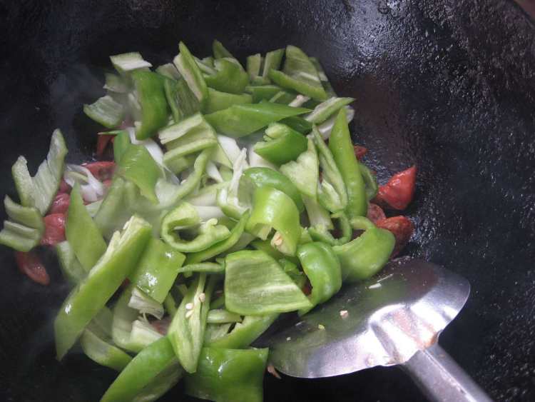 尖椒炒肥肠，好吃到停不下来！