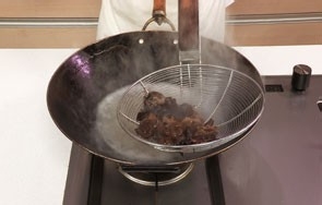 如何做出美味的黄瓜木耳炒肉卷