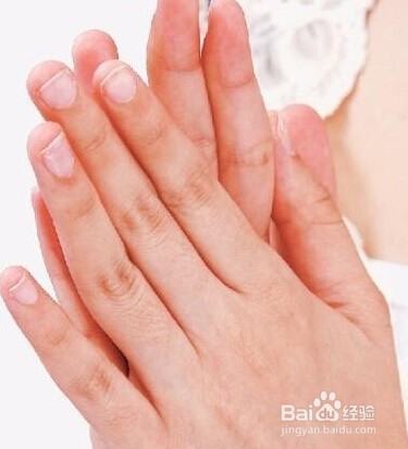 如何涂护发精油才能让头发更好地吸收？