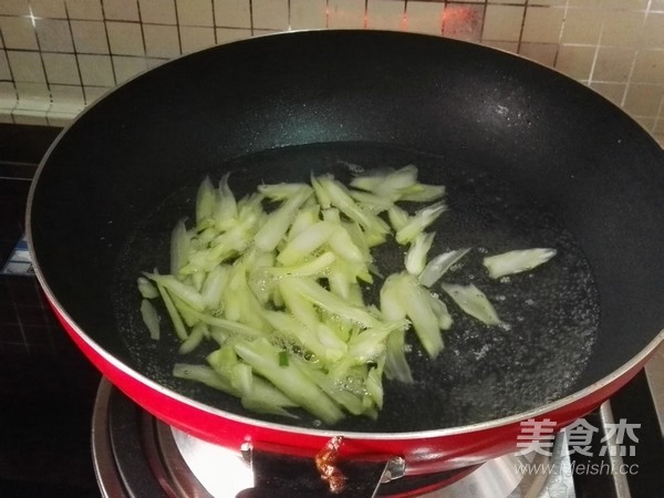 肉片花菜梗的做法