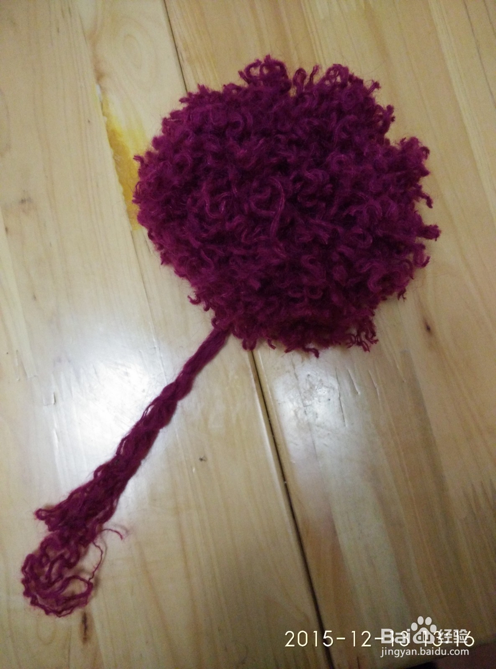 如何用旧毛衣改造毛绒帽子?