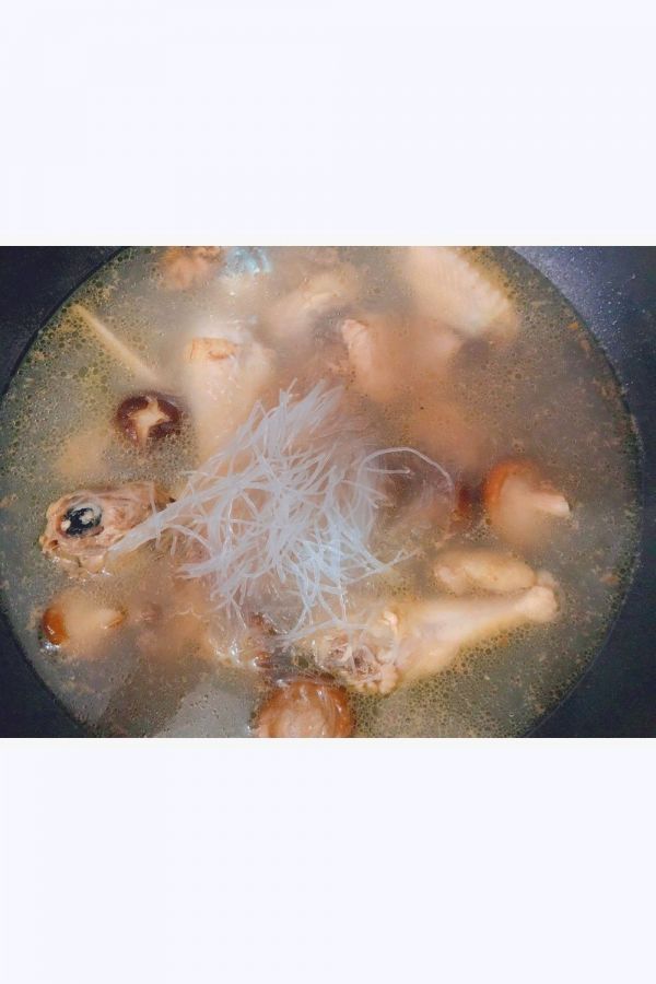 安排香菇粉丝鸡汤