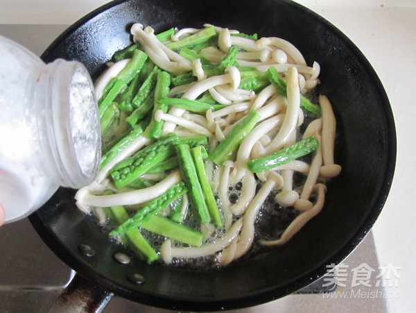 苦瓜炒白玉菇