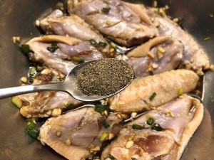 外脆里嫩的蒜香炸鸡翅