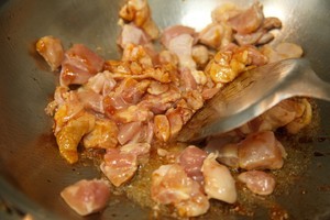 板栗烧鸡的做法