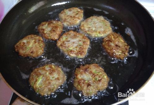 厨房挑战之荤菜茄汁西葫芦猪肉饼怎么做?