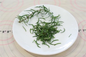 鲜香诱人的迷迭香柠檬烤鸡腿