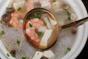 菌菇虾仁豆腐汤的做法