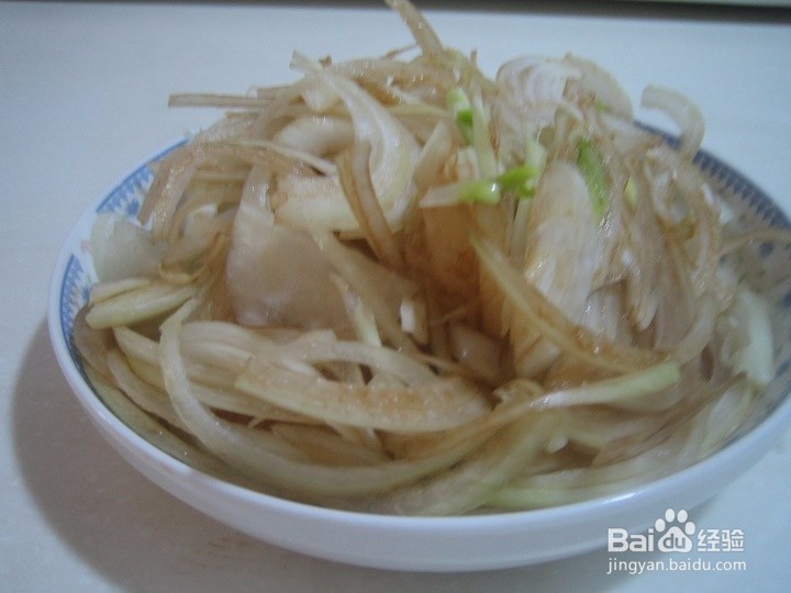 老年人怎样拌洋葱凉菜