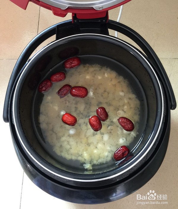 红枣莲子银耳汤的步骤