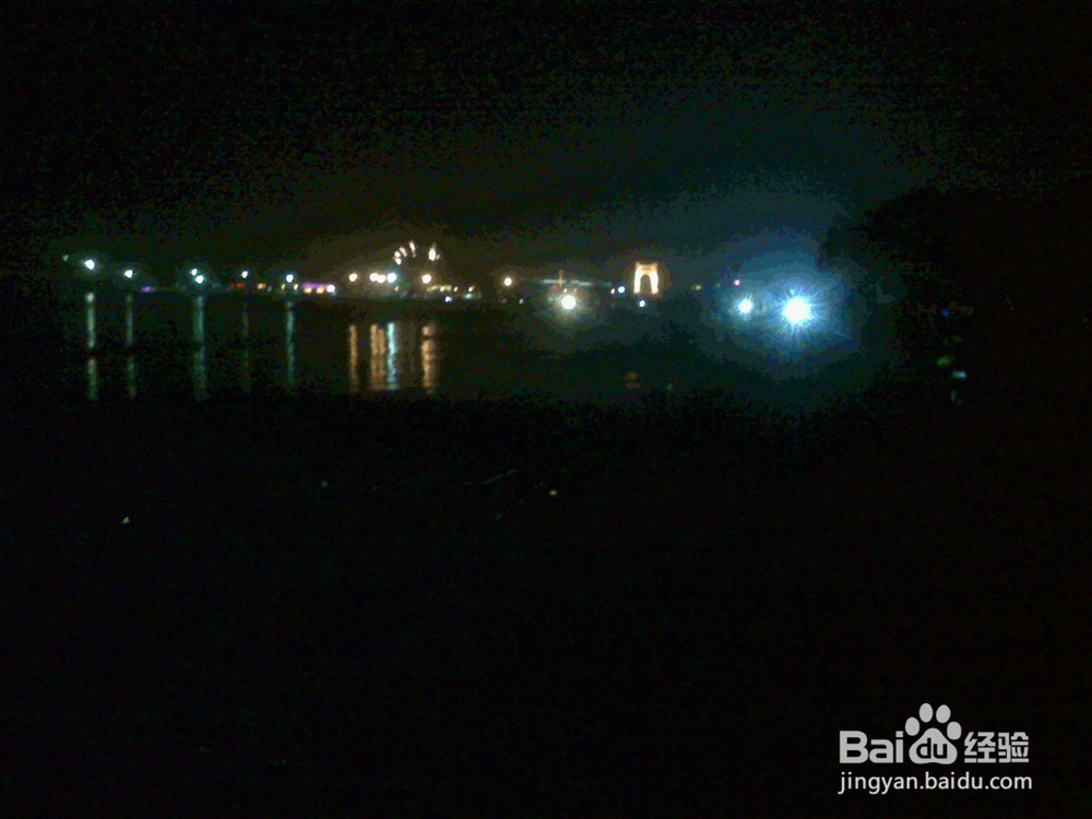 #智能#老年人用相机瞬间捕捉海边探照灯灯光画面