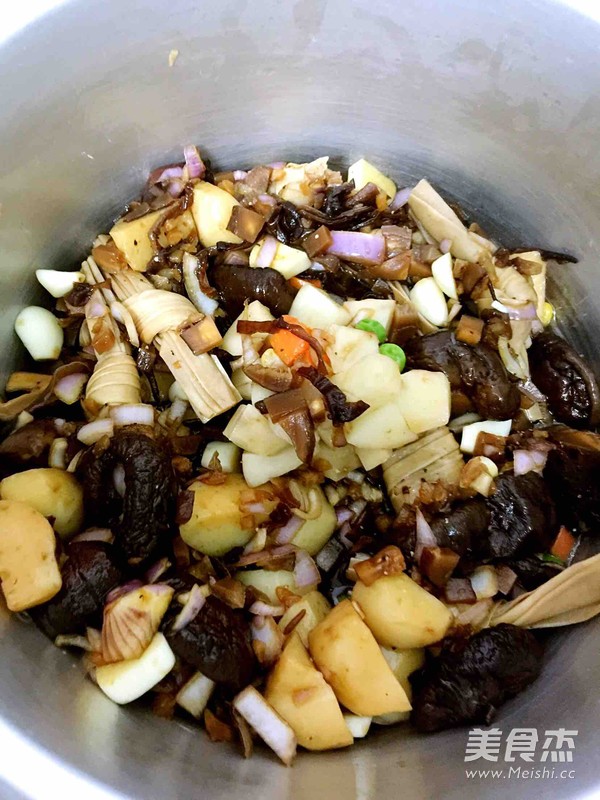 香菇土豆腊肠煲饭