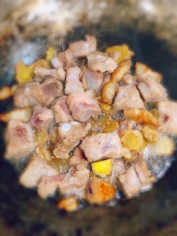 鲜墨鱼烧排骨和墨鱼干烧肉