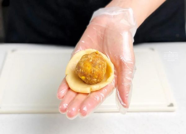 金沙咸蛋黄肉松月饼