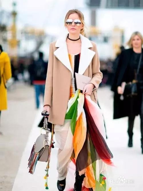 王凯丽长大衣里面套裙子,竟然这么好看!