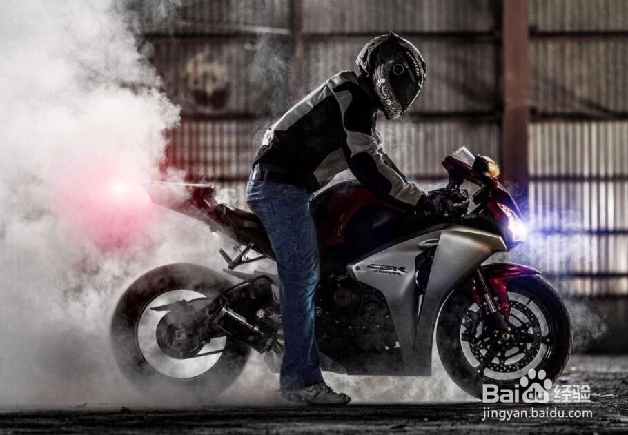 如何快递学会骑行摩托车