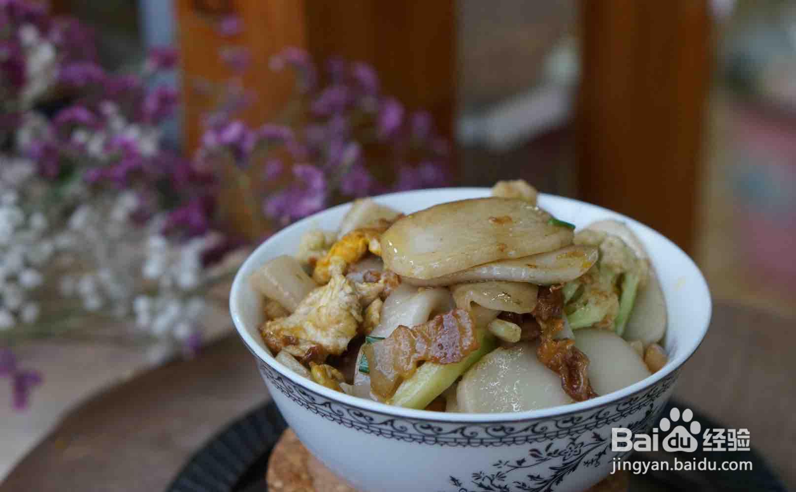 一步步做好吃的油渣花菜炒年糕