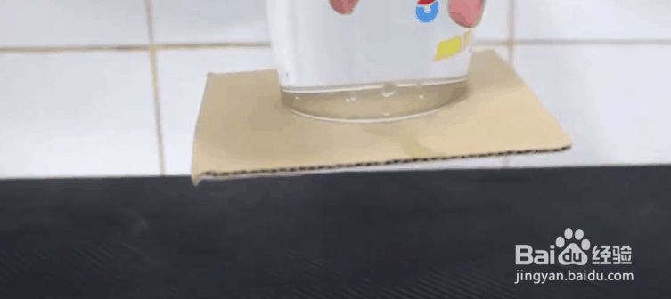 如何使杯子中的水洒不出来。