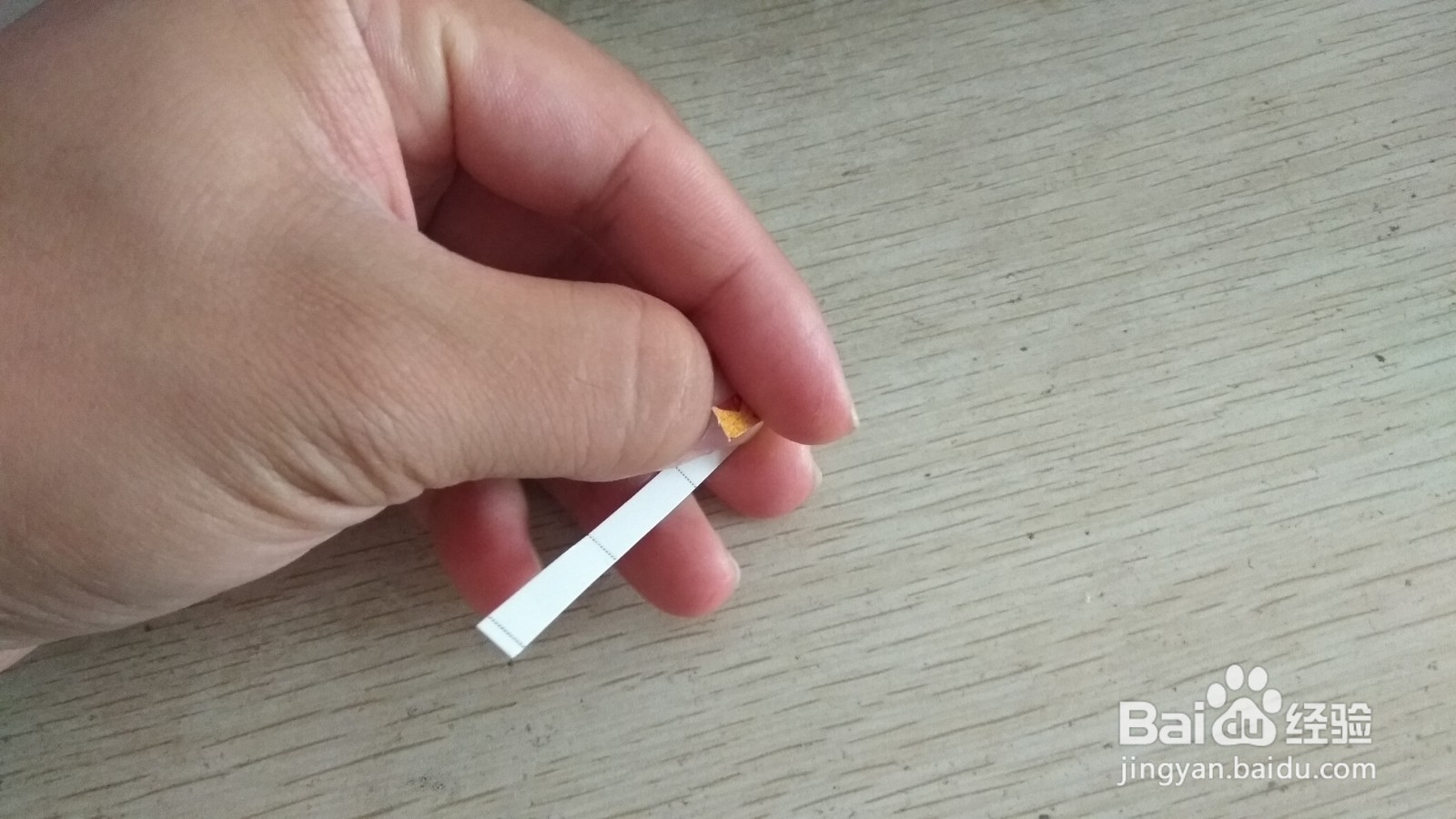 如何用一个细长的硬卡纸做简易的手机的支架