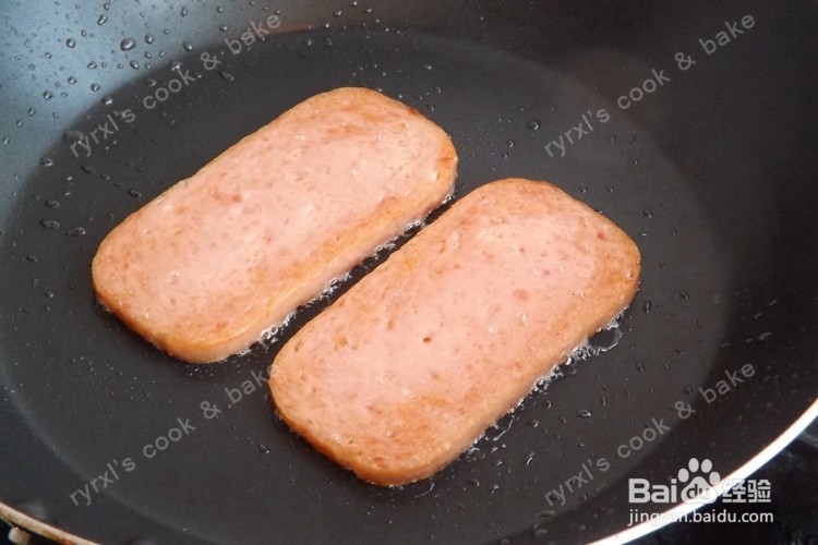 如何制作美味煎蛋火腿三明治？