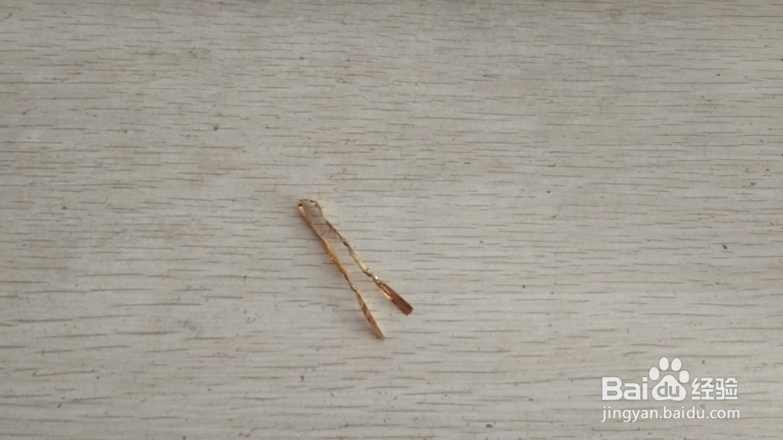 如何用一个面包袋绑绳做简易的手机的支架