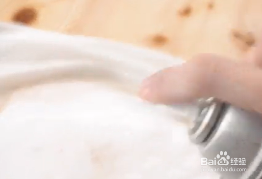 如何去除衣物上的油脂或油渍？