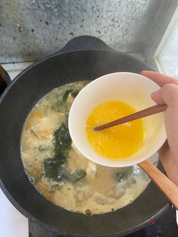 豆腐裙带菜鲜虾味增汤