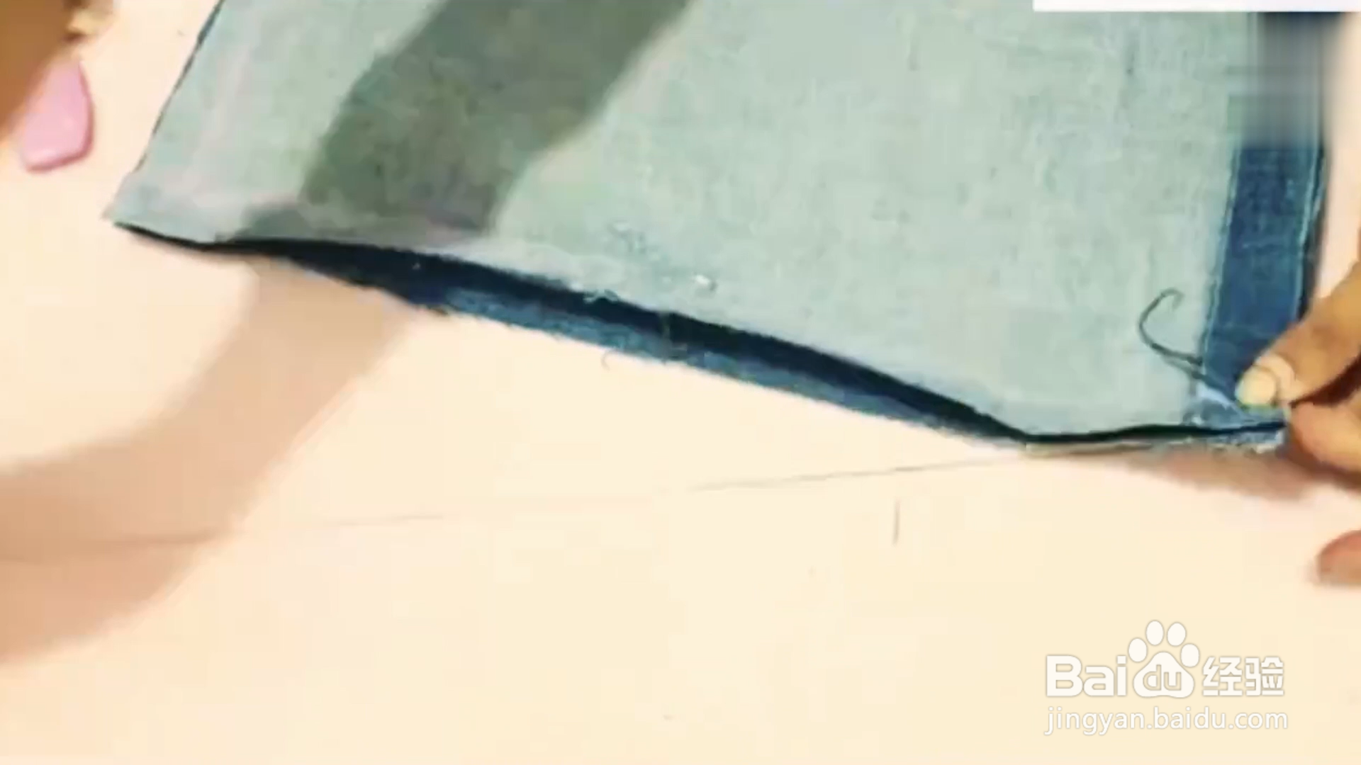 如何将旧牛仔裤改造成漂亮包包
