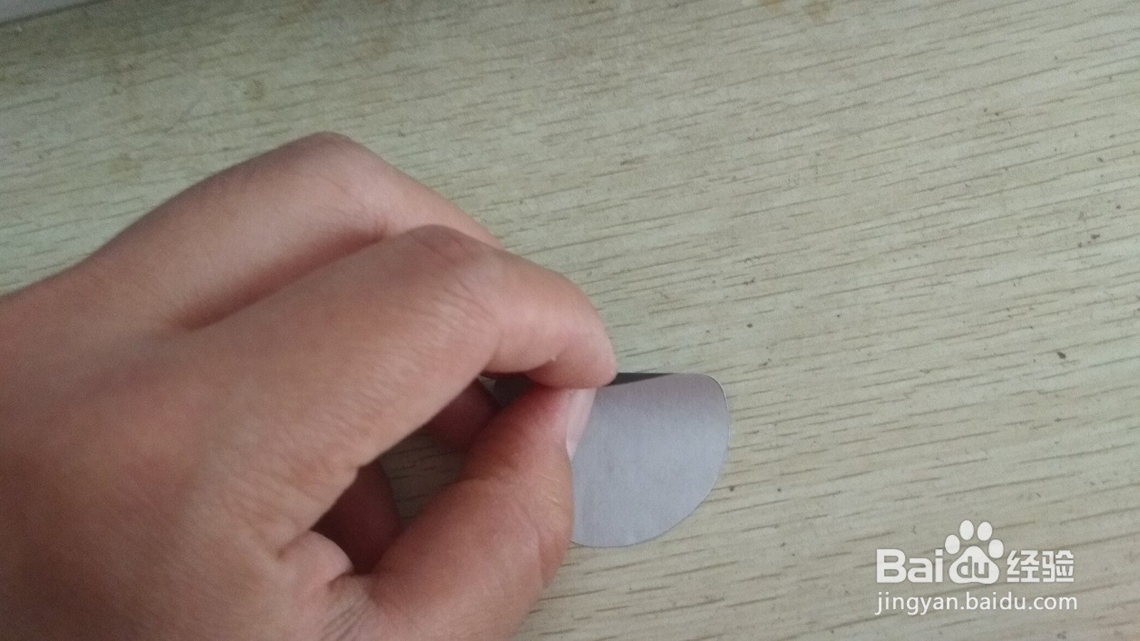 如何用一个圆形纸做中性笔的简易支架