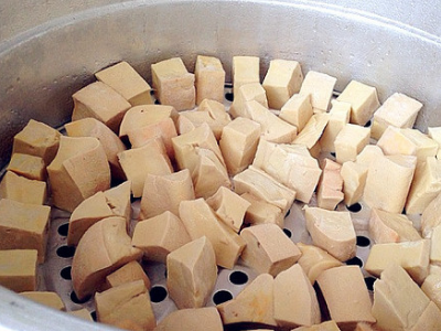 豆腐乳制作时发黄变粘稠正常吗