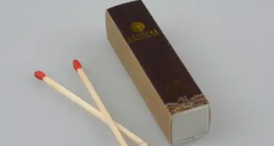 八根火柴摆成正方形如何移动使面积是一半