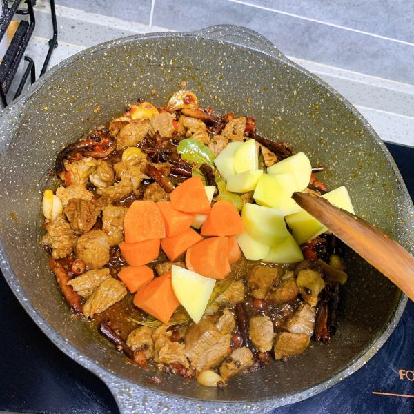 麻辣土豆胡萝卜牛腩