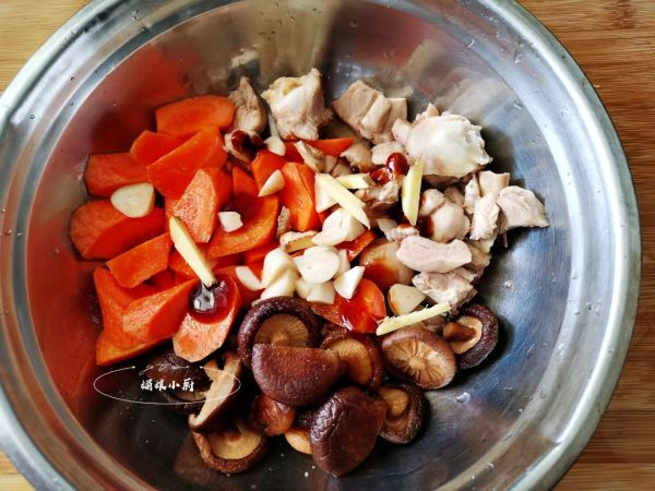 香菇胡萝卜蒸鸡腿