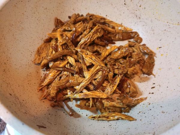 冬笋胡萝卜炒腐竹肉丝