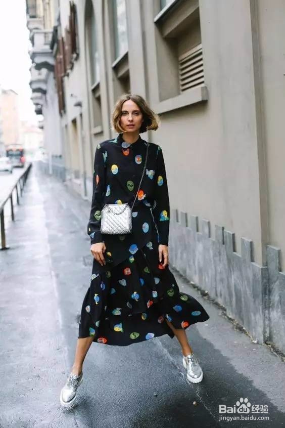 秋季怎么搭配长裙，平底鞋与长裙的穿搭尽显优雅
