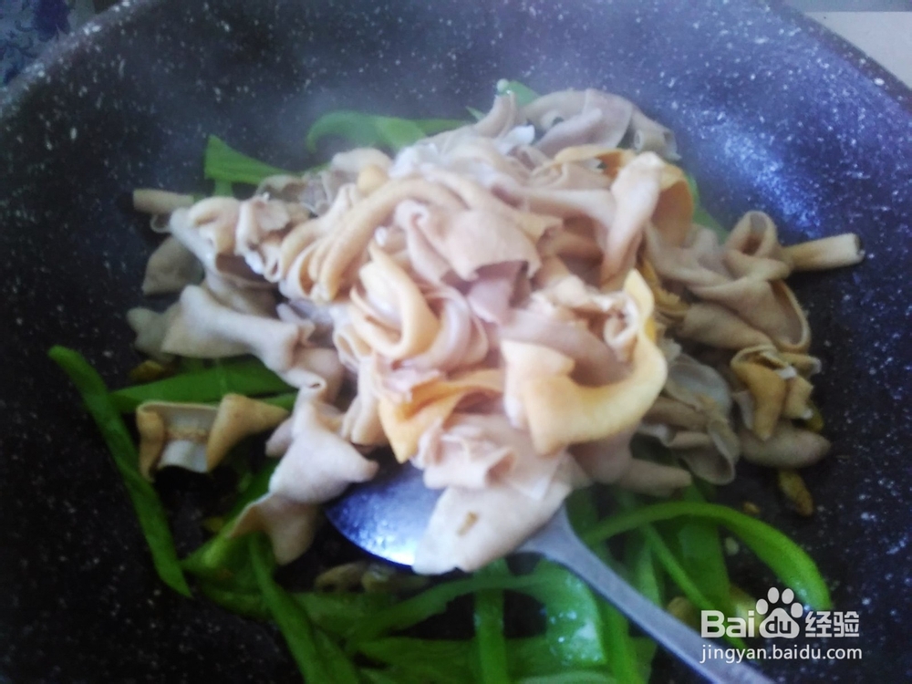 青椒爆炒鸭肠的做法