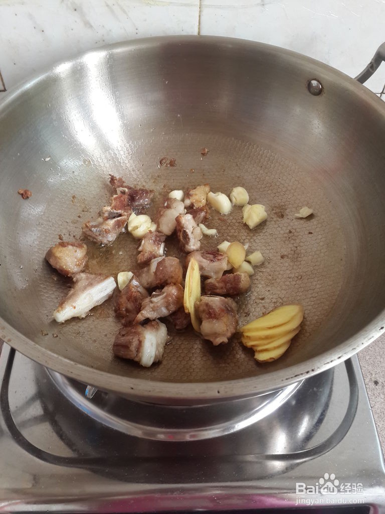 土豆焖排骨的做法