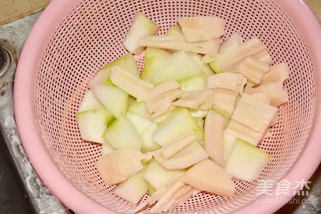 乌鸡药膳汤的做法