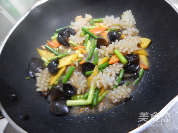 蒜苔炒鱿鱼的做法