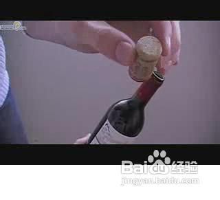 没有起子妙开红酒的方法