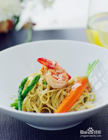 鲜虾罗勒意面的做法