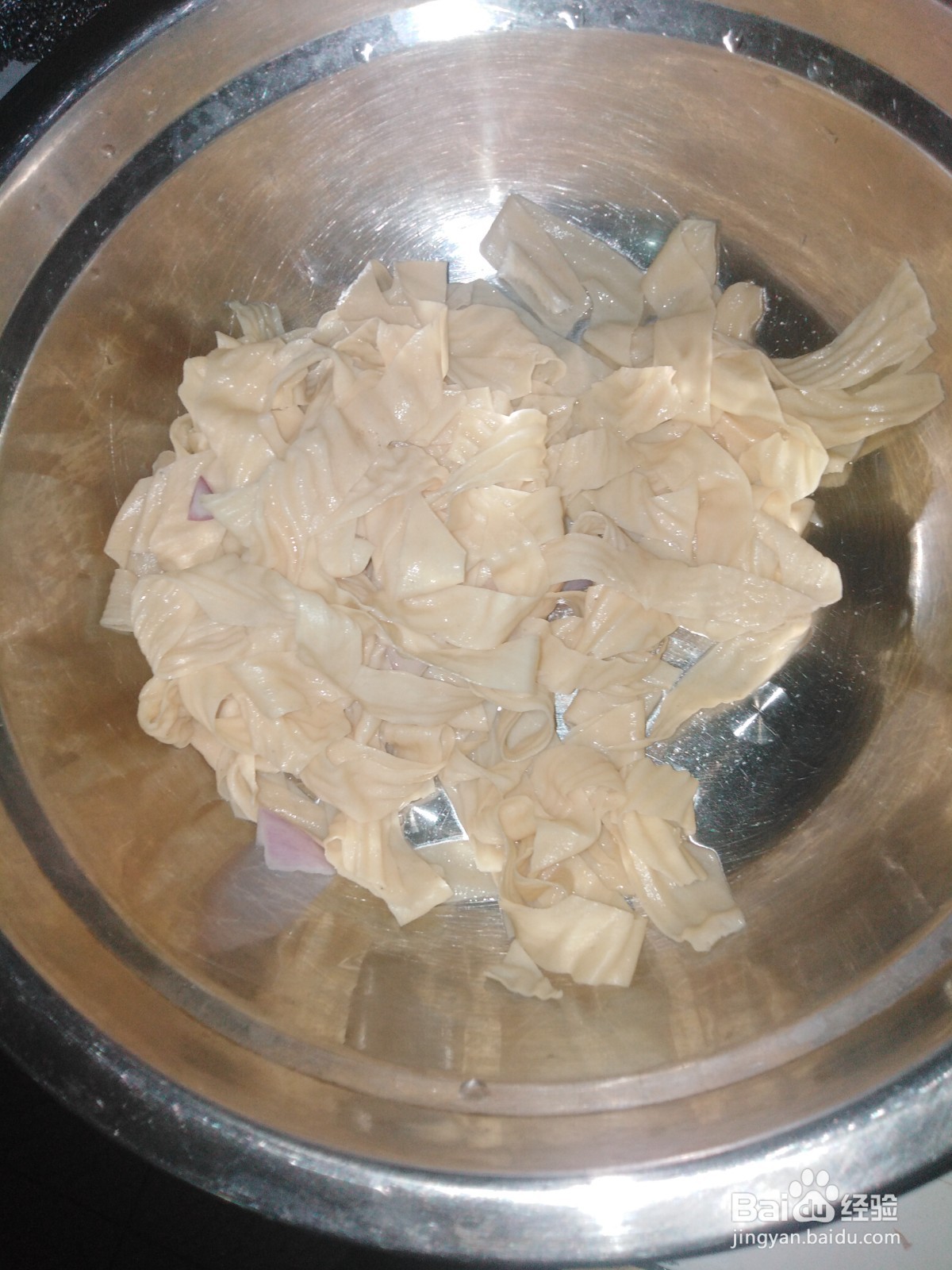 腊肉如何煮炒豆皮丝和洋葱
