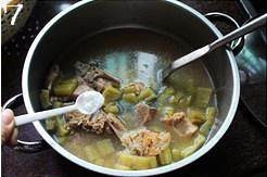 养生食补猪骨黄豆苦瓜汤的做法