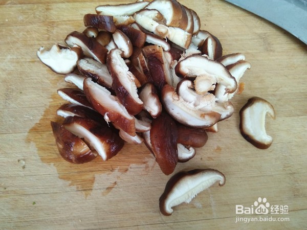 香菇炒芹菜的做法