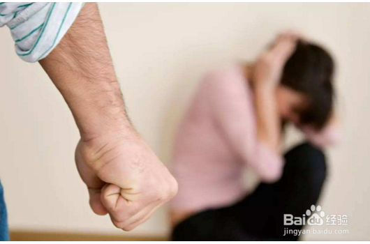 女子遭丈夫铐住被逼网聊，地狱般的婚姻怎可屈服