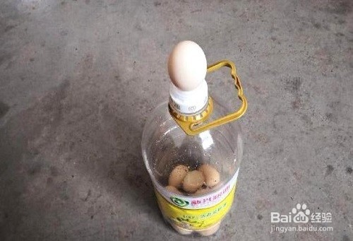 怎么样把鸡蛋放在瓶子里