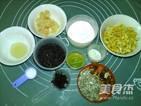 广式玉米黑芝麻月饼