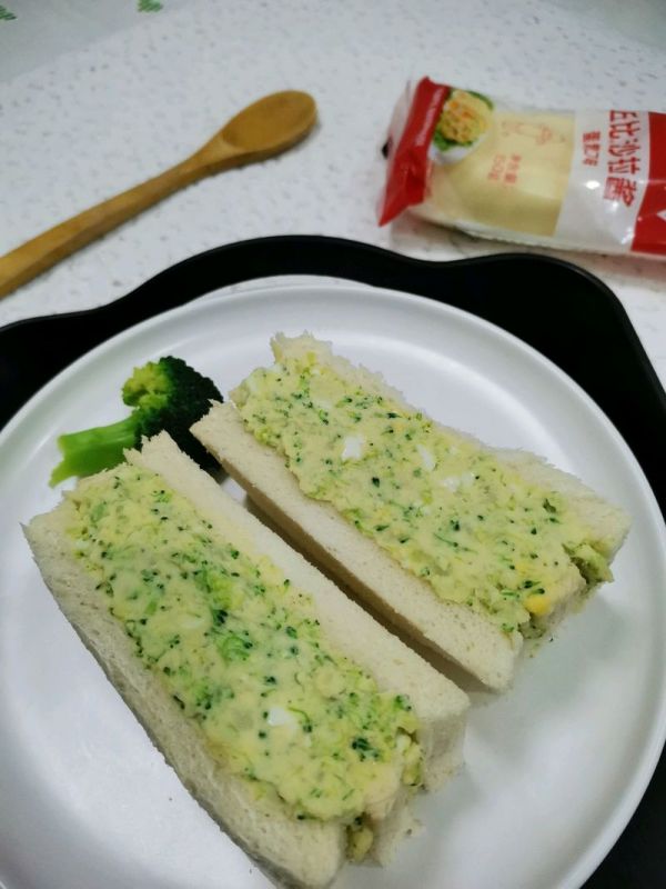 土豆鸡蛋西兰花沙拉三明治