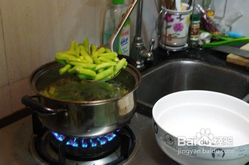 简易美食:腊肠香炒四季豆的做法
