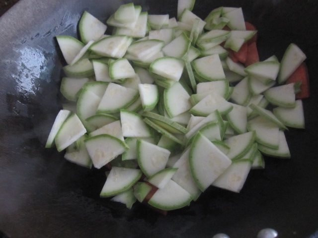 美味的火腿肠炒西葫芦的做法，你还不心动吗？